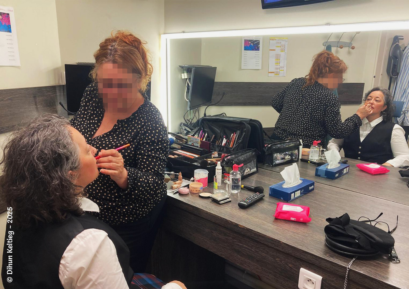 Séance maquillage dans les coulisses de France 3