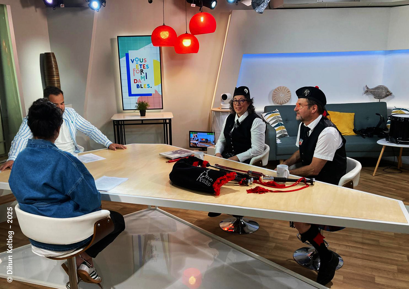 Audrey et Claude ont parlé de leur expérience au sein de l'Orléans Dihun Pipe Band dans les studios de France 3 et on fait découvrir l’association Dihun Keltieg et la musique écoassaise aux téléspectateurs.