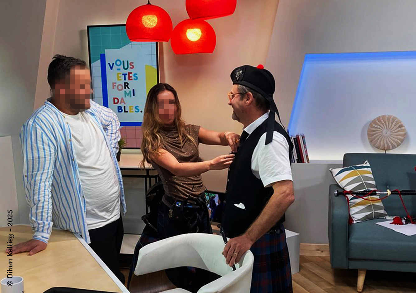 Retouche costume dans le studio de France 3