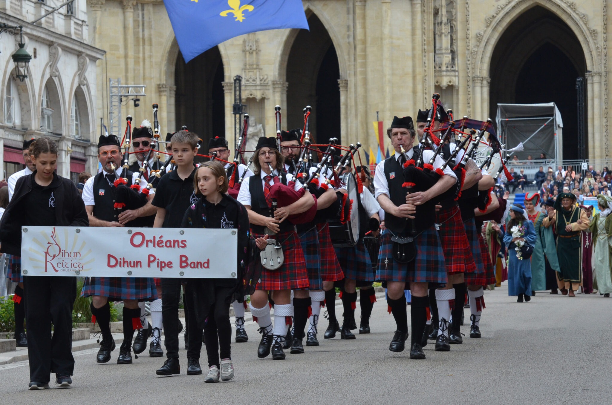 Défilé de l'ODPB et du Burgundy Pipe band lors des fêtes johanniques en 2025