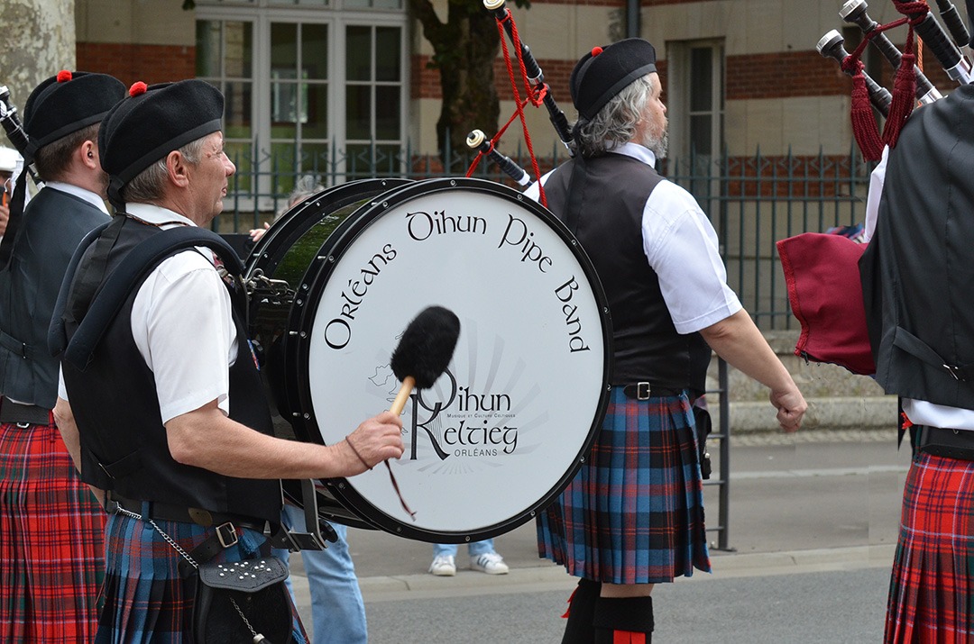 Fred et sa grosse caisse lors du défilé du 8 mai 2025